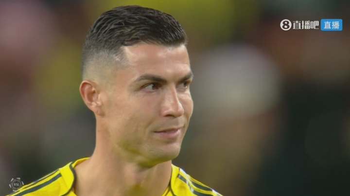 电竞世界杯-整无语了！胜利门将出击离谱失误致丢球，C罗无奈摇头苦笑